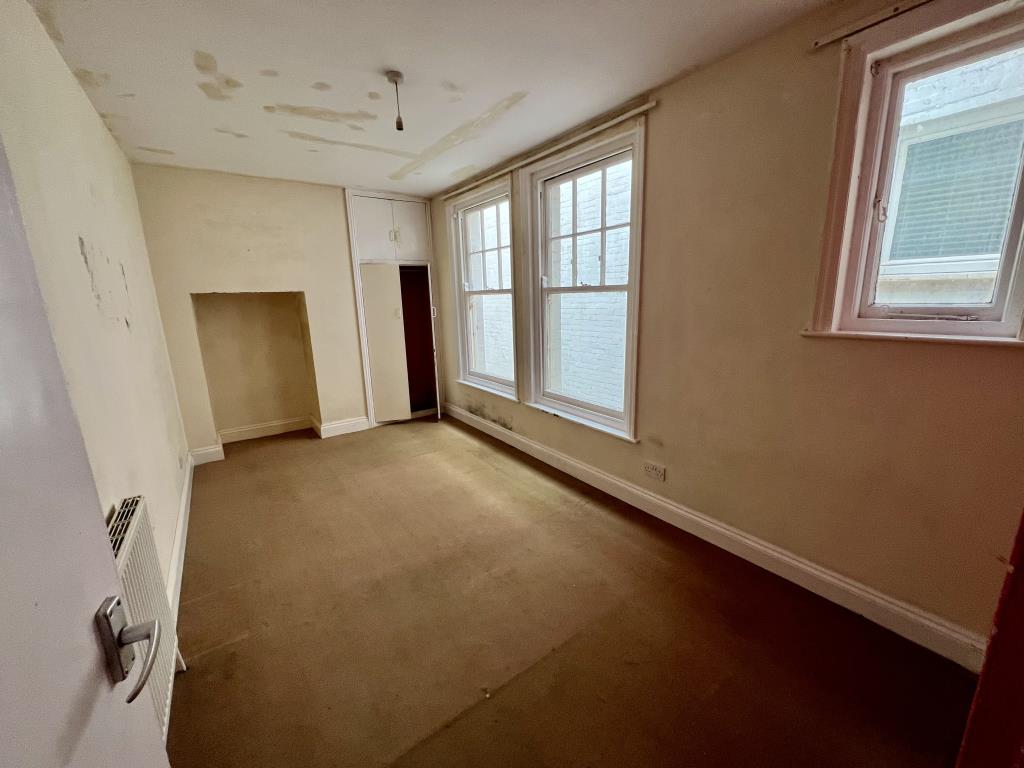 Lot: 102 - TWO-BEDROOM FLAT FOR REFURBISHMENT - Bedroom 2